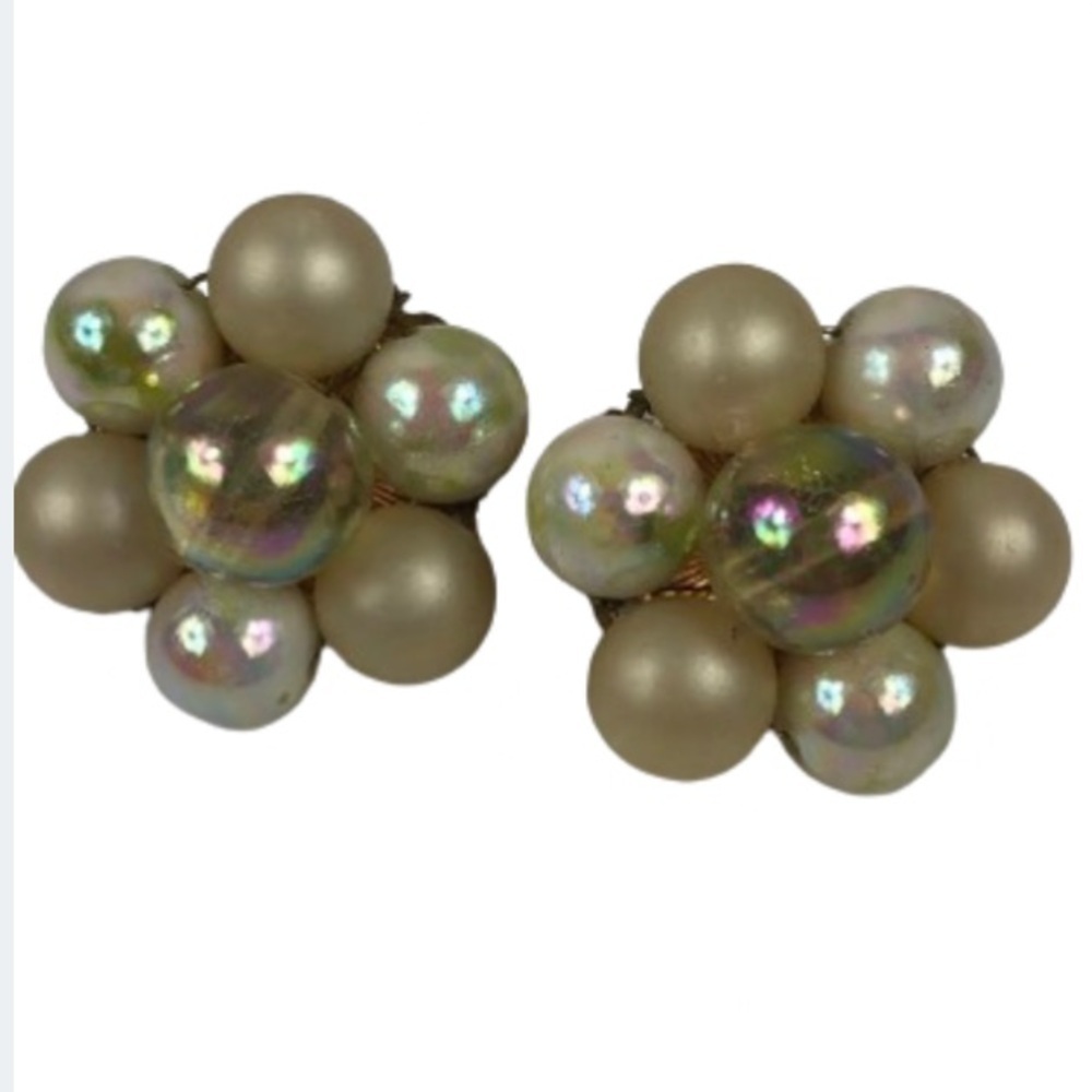 Vintage Clip On Earrings Women’s Signed Japan Cluster Faux Pearl Beads Retrp - Picture 2 of 8